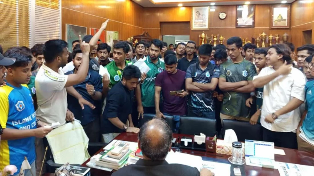 সাত কলেজের শিক্ষার্থীদের অন্তর্বর্তী প্রশাসকের অধীনে পরীক্ষাসহ ৯ দাবি